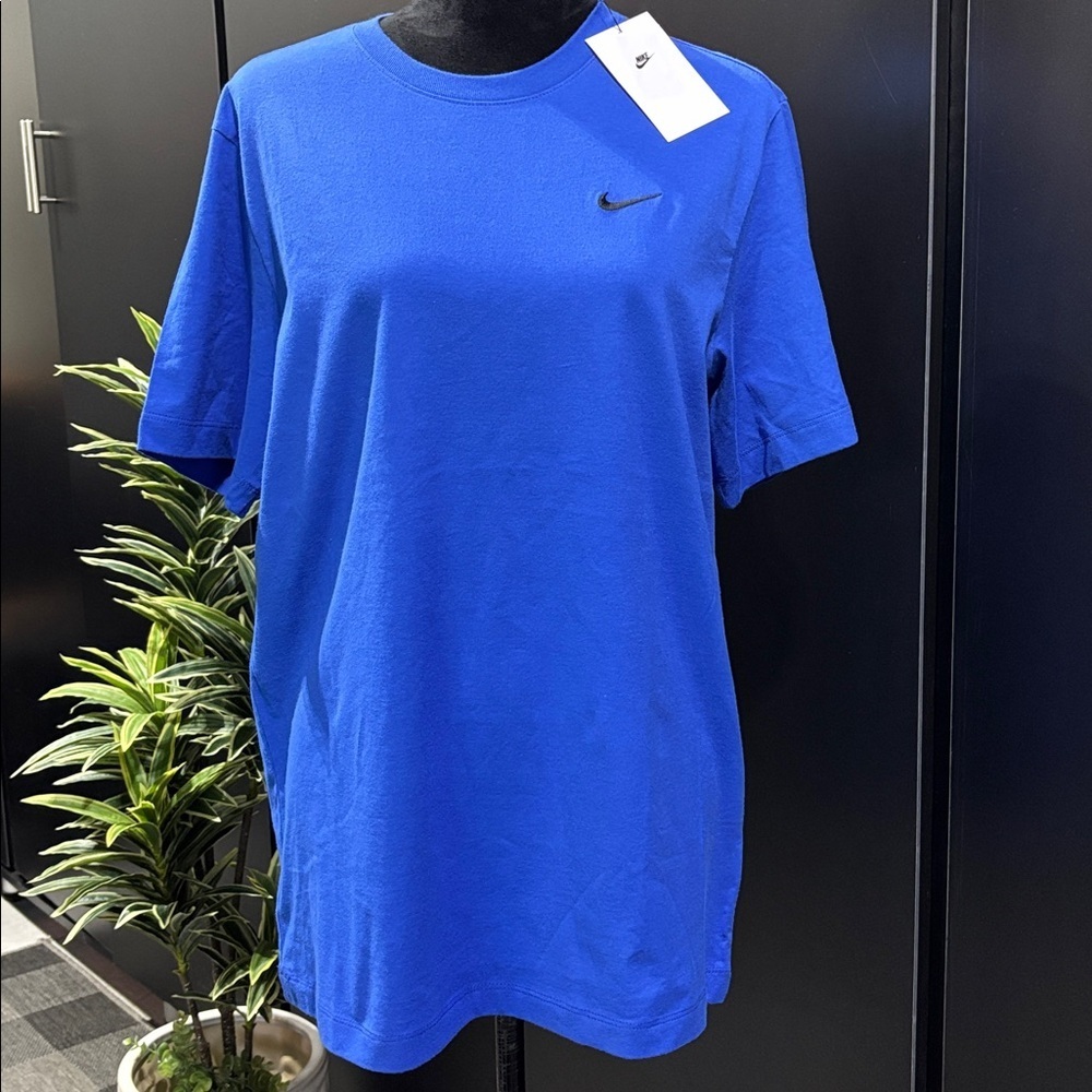 The Nike Tee crew neck,100a% jersey cotton, embroidered logo
